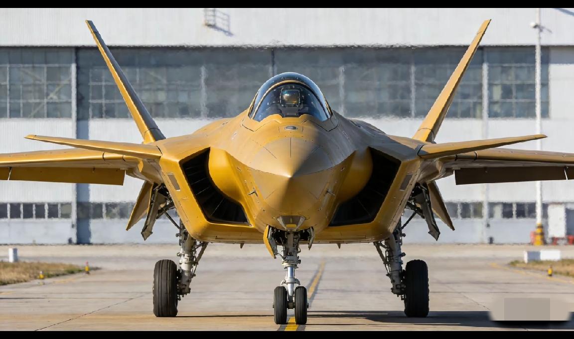 这张黄皮歼20战斗机图片显然是AI生成的，因为其中一个至少有一个特别明显的特点暴