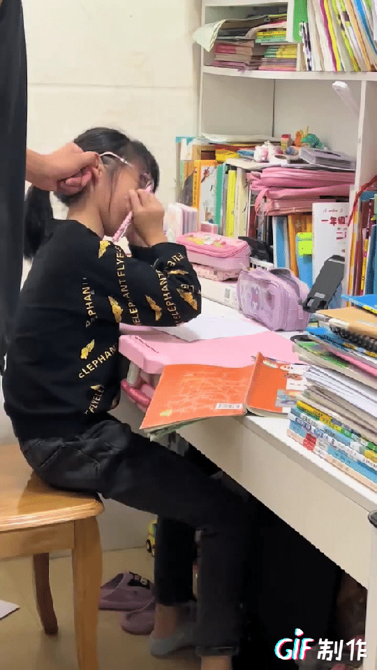 为了搞好孩子学习，妈妈拍爸爸打，真想问一下这些父母，你们上学的时候是不是聪明的孩