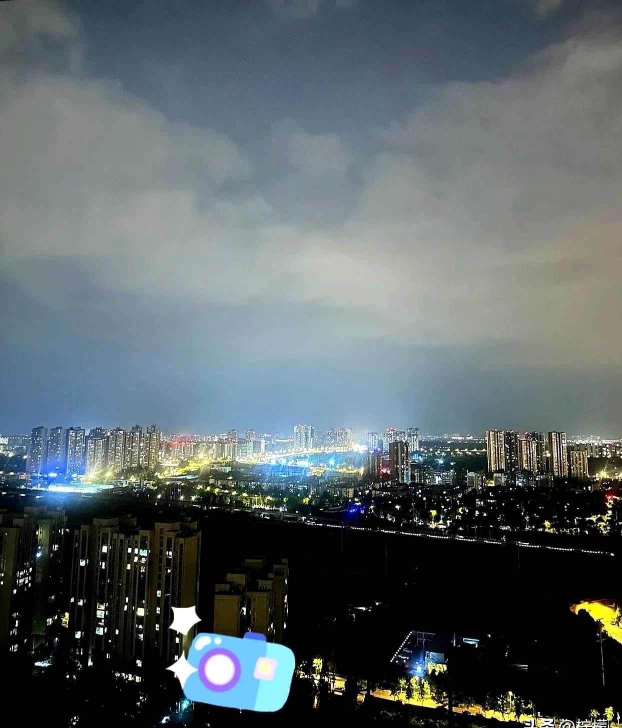 昨晚那几秒钟，你是不是也跟我一样，魂儿都快被震飞了？
当时我正躺着刷短视频，手里