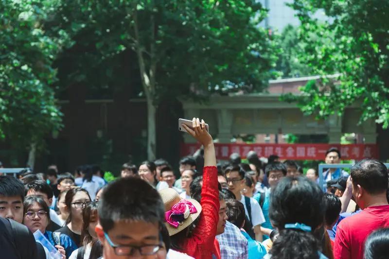 很理解高三学生高考后的狂欢现象。这背后是压抑三年的“生理性反弹”。高压备考让身心
