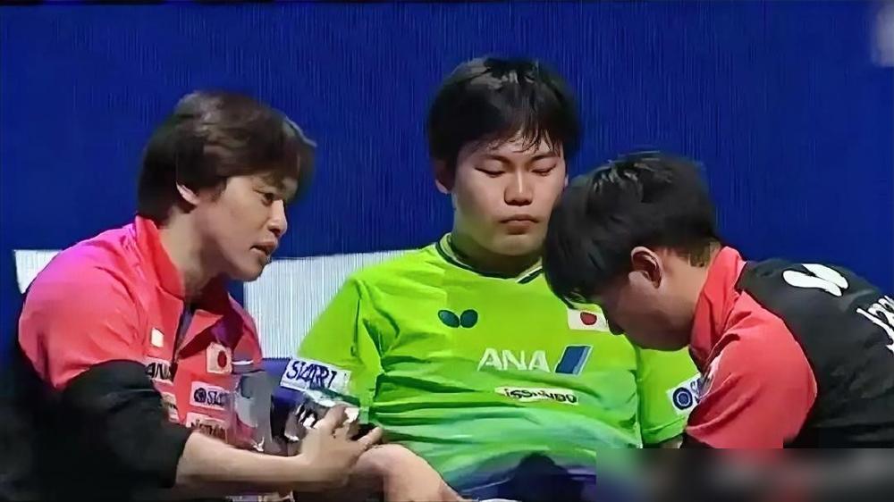 扯开奥恰洛夫的球衣顺着颈椎往下摸，你能摸到凸起的开刀缝合线。别再逢人就吹欧洲乒乓