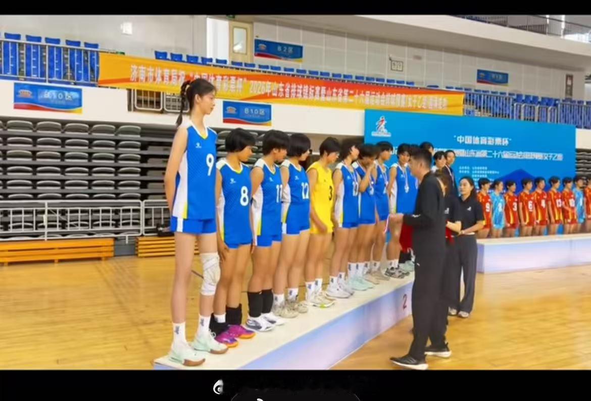 山东又出高个子苗子了。这不得有两米？只是看到膝关节