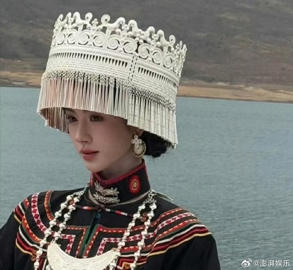 鞠婧祎彝族服饰造型冶勒湖畔的非遗美学暴击！鞠婧祎彝族服饰还原度拉满，银饰冠冕配刺