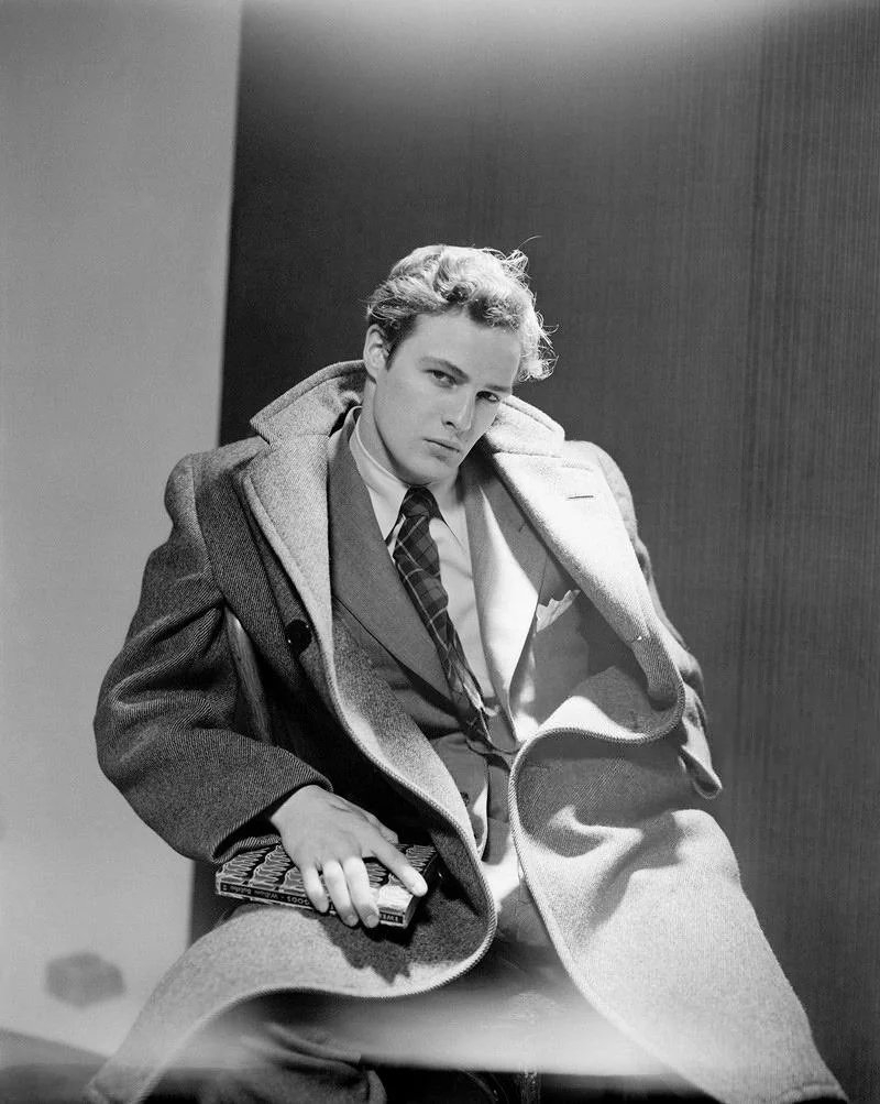 1946/47年的马龙·白兰度[咖啡]摄影师：Cecil Beaton [照相机