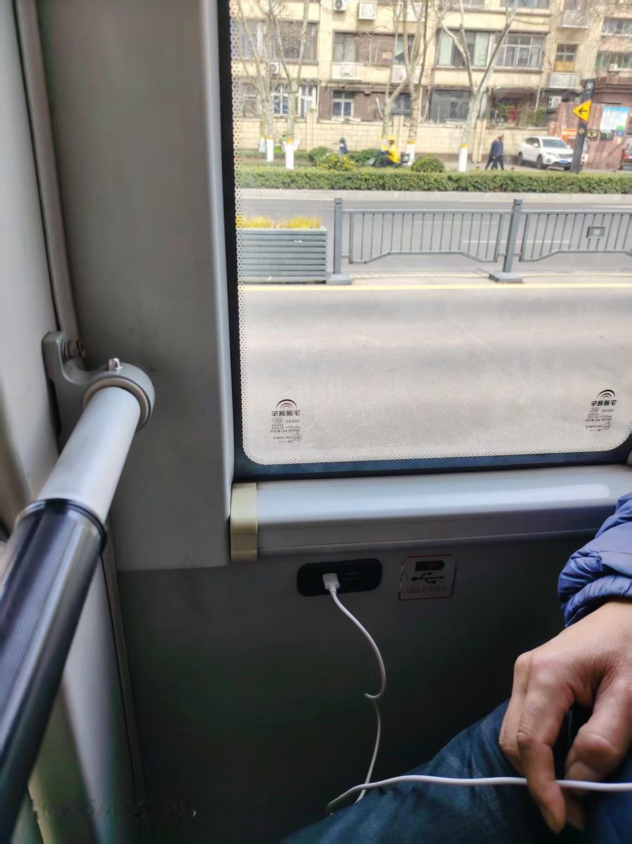 3月12日上午，我和朋友乘坐郑州市G9公交车，因朋友手机快没有电了，便从包里拿出