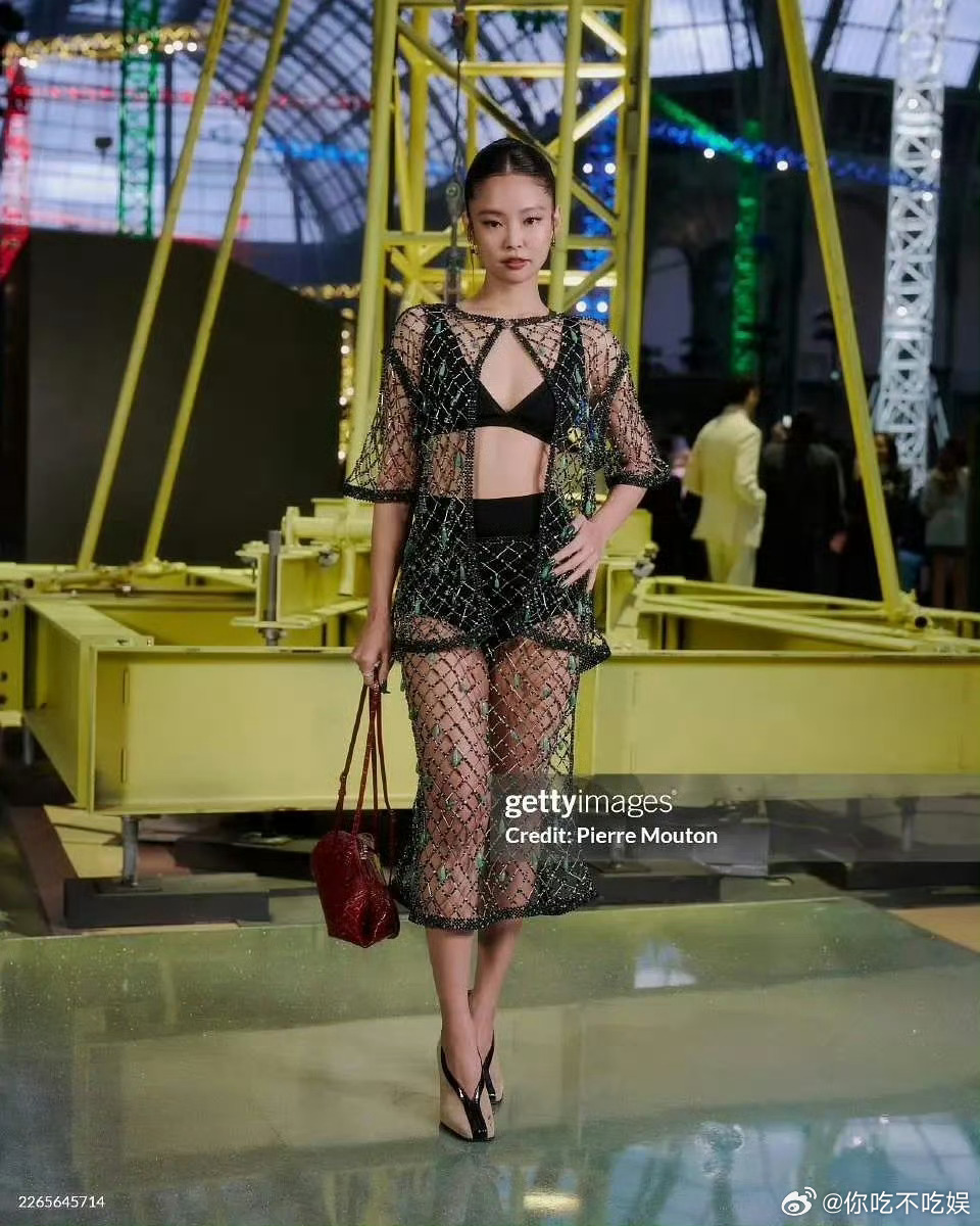 Jennie这个穿搭真的越来越大胆了 