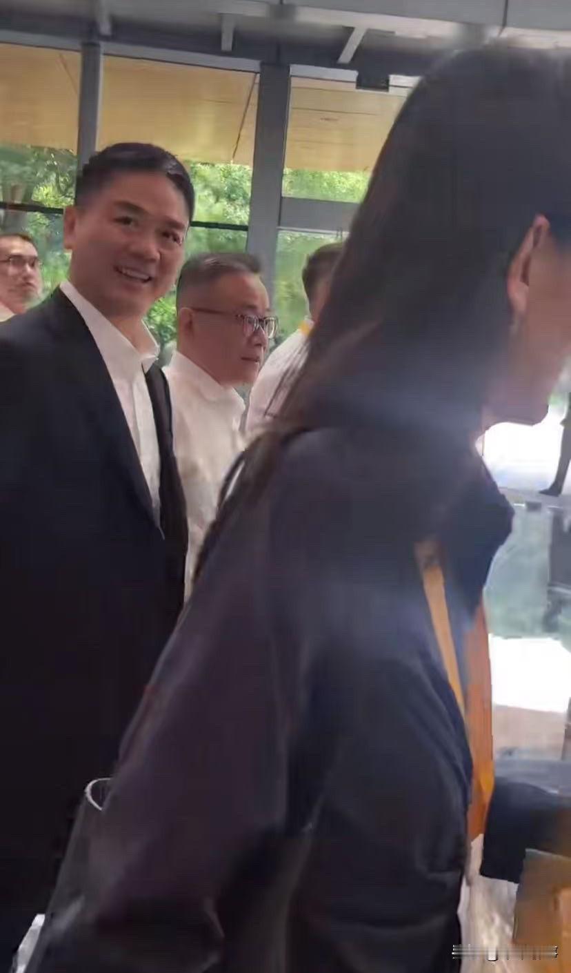 刘强东街边被路人叫东哥回应微笑 女士翻白眼 网友热议大佬亲和力差异
前两天网上有