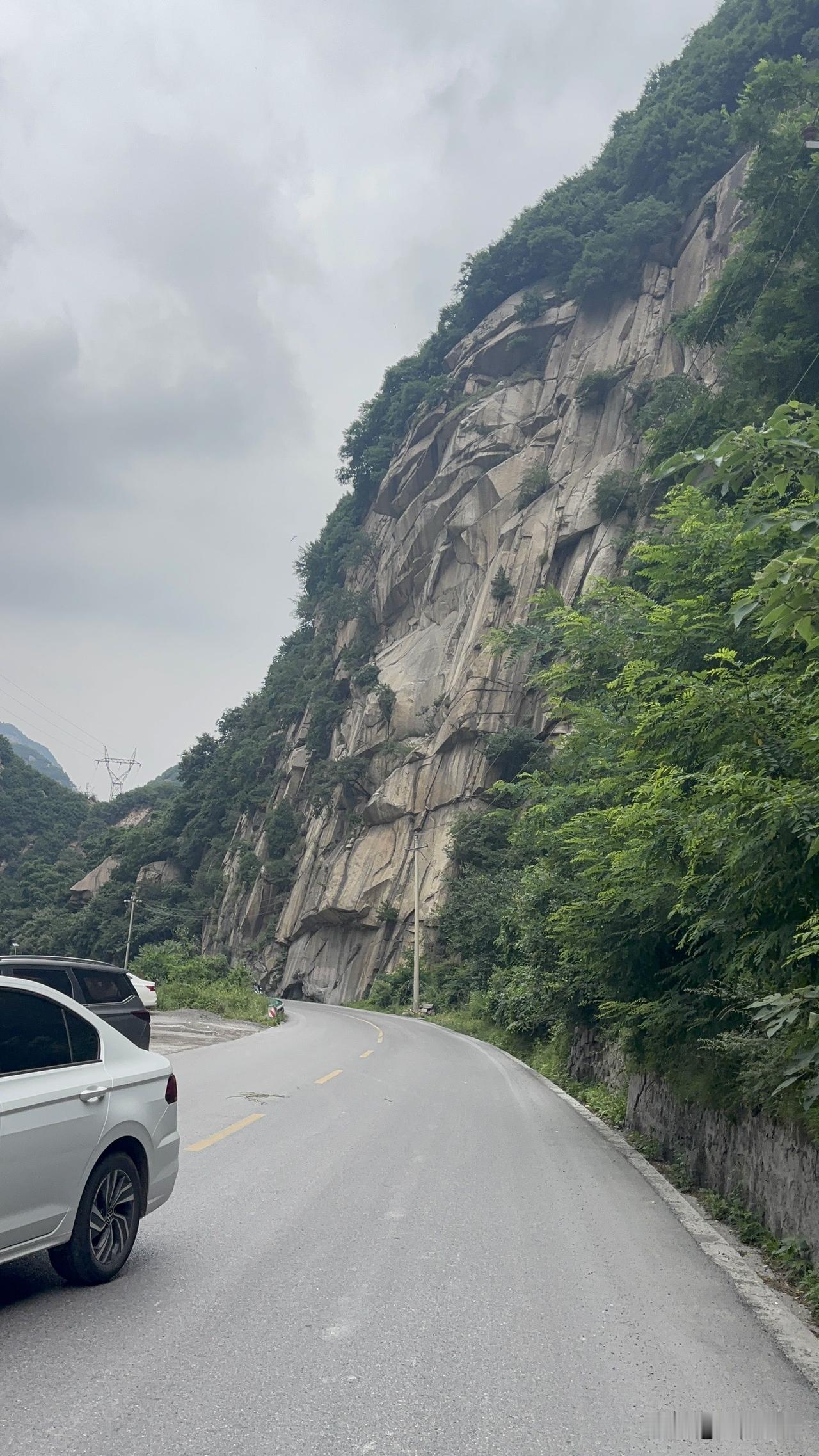 渭南大敷峪随拍，这地方山比较特色，就是沿途能停车的地方不多，有些地方能停车，有人