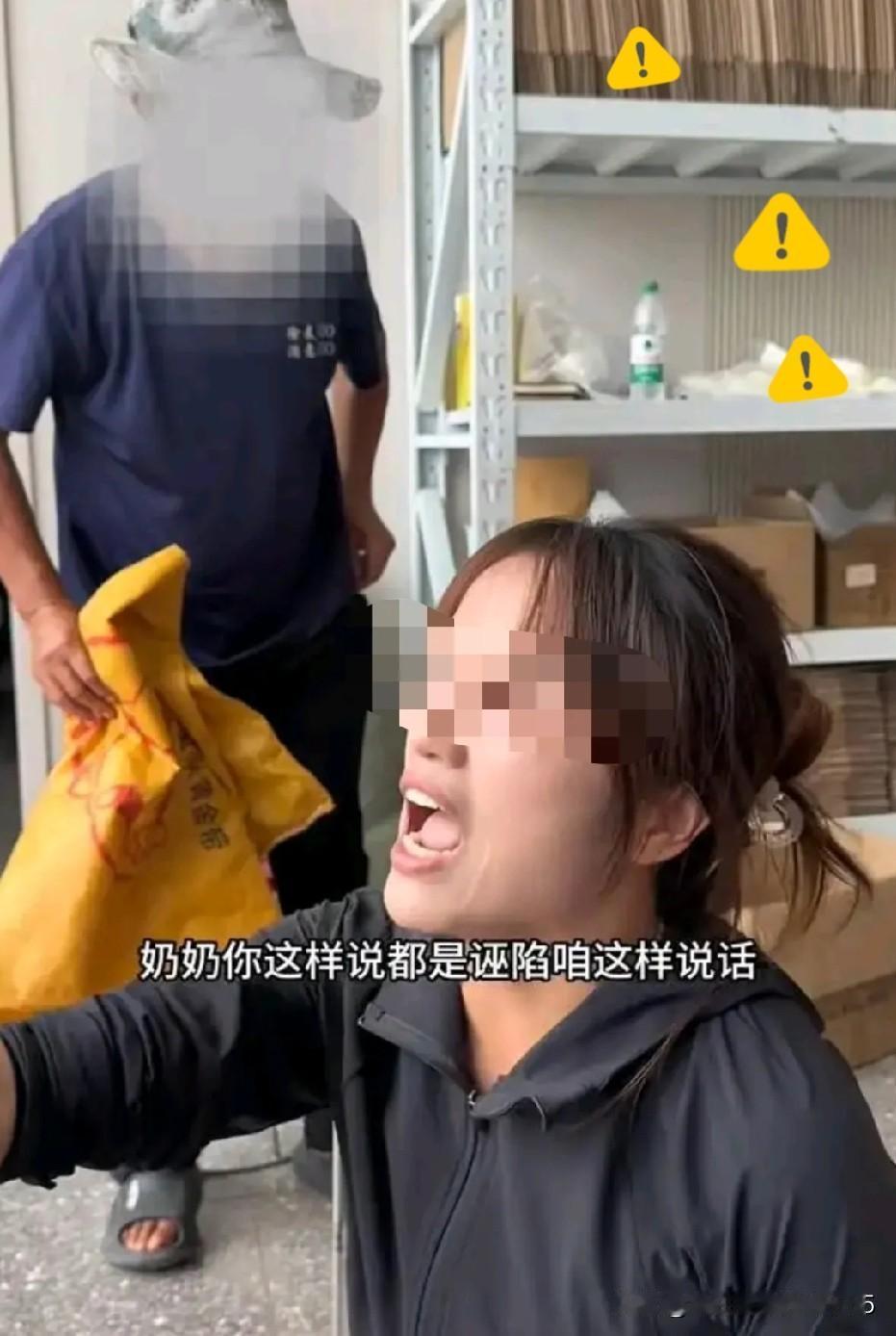 补钱、下跪、发毒誓，都没用。

村支书吴霞给村里做了两年直播，帮乡亲卖干菜，两百