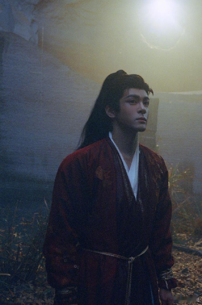 曾舜晞感谢与武拾光的相遇 一程角色一程心动，武拾光限定回忆永久珍藏。 