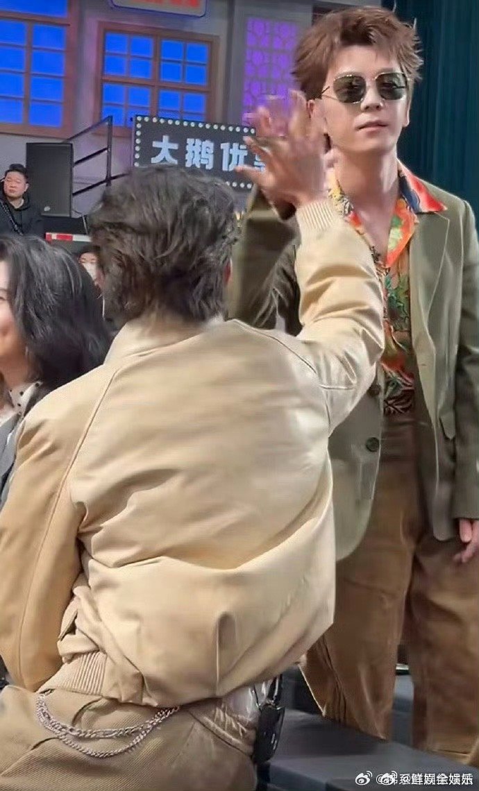 这是什么神仙默契，王鹤棣王栎鑫组合拳打招呼太可爱！王鹤棣王栎鑫见面先打一套组合拳