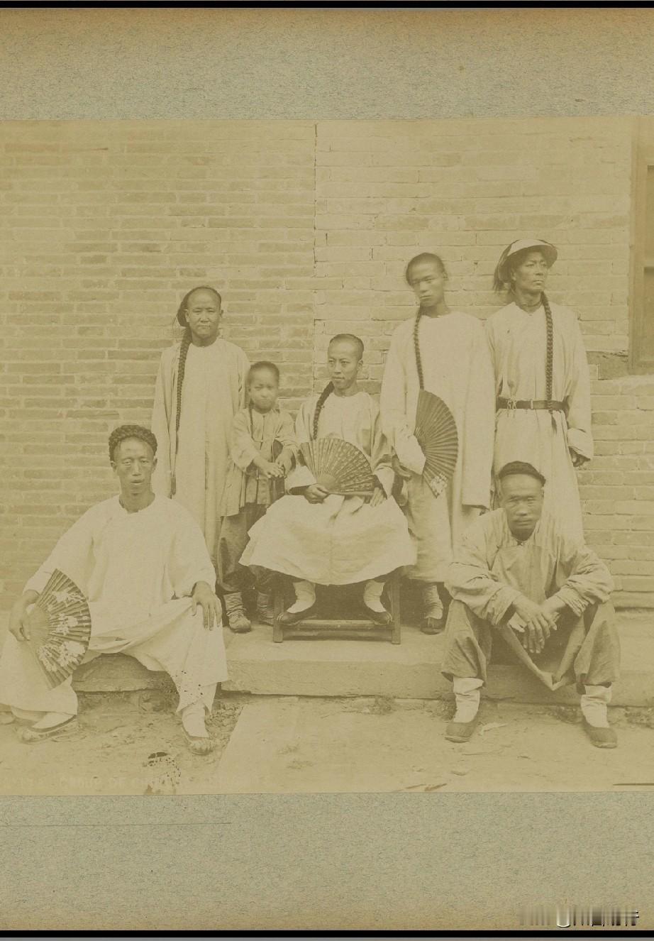 满清统治中国时期，不但男人要剃发，把头前部分的头发剃光，就连女子也被强迫剃发！