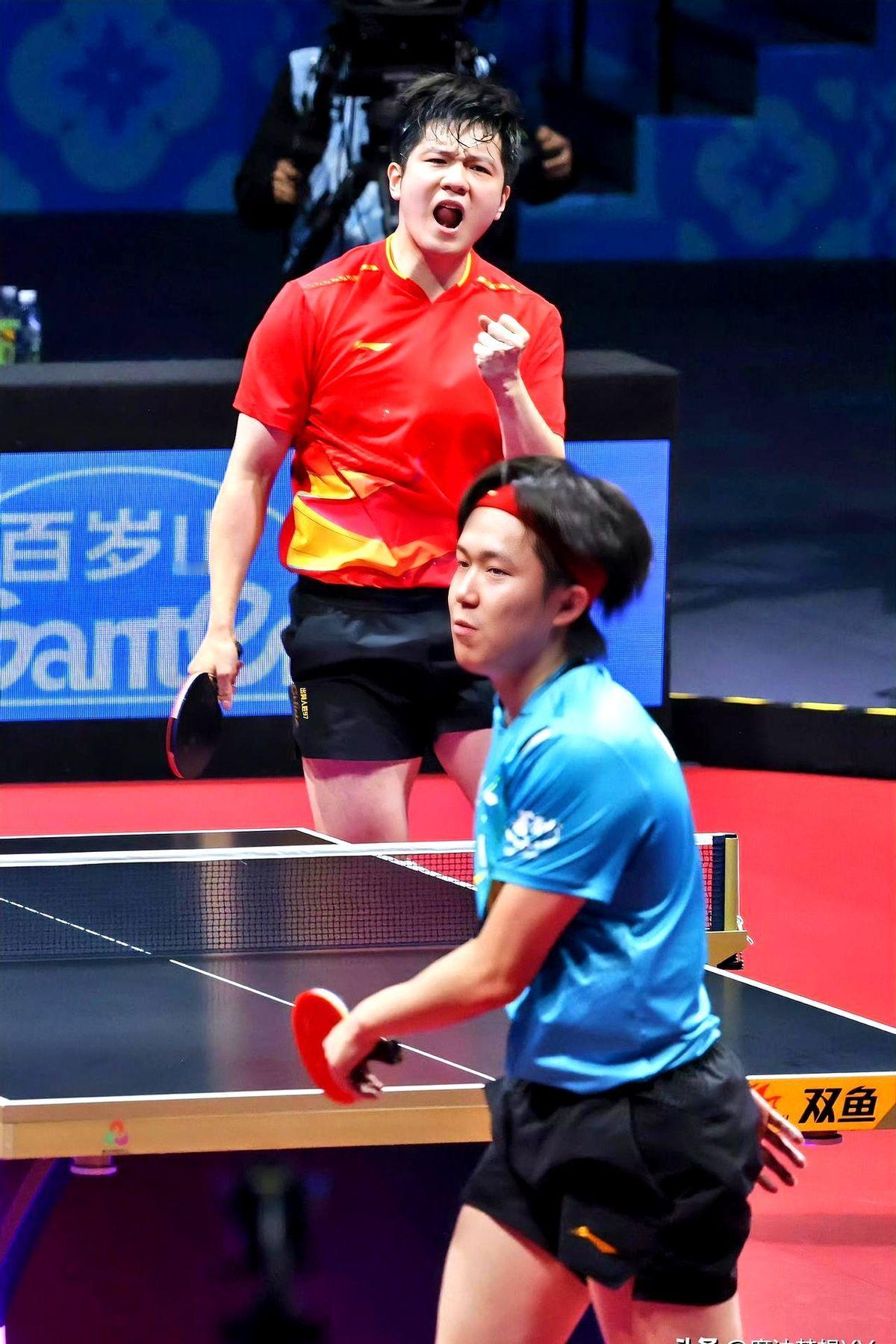 王楚钦男团决赛输给樊振东后，

最后一球回界外时，他直接用头撞球台，又叉腰苦笑，