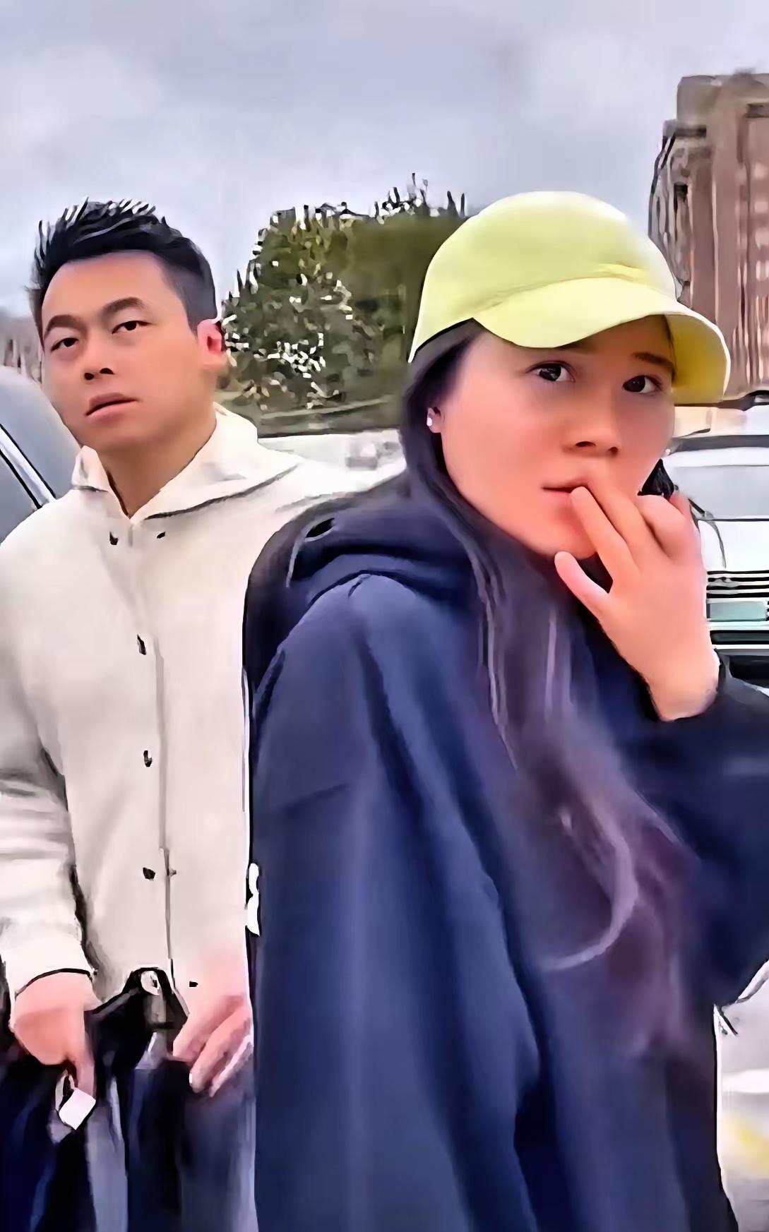 一眼看上去还蛮有夫妻相
还得是现在的年轻人会玩
一个愿打一个愿挨
不得不说有条件