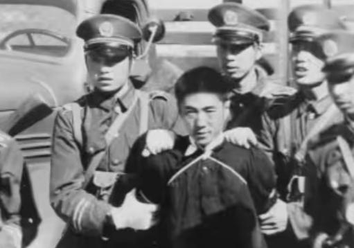 1985年7月，青海西宁，25岁的杨小民被押赴刑场执行枪决。此时距离他连捅17岁