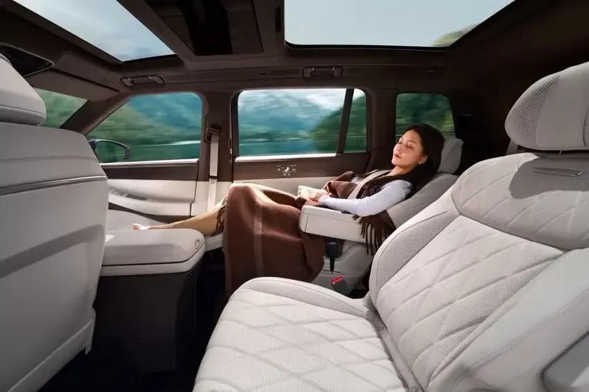 9X的出现，彻底改变了这一局面。

上汽大众ID.ERA9X精准瞄准品质家庭需求