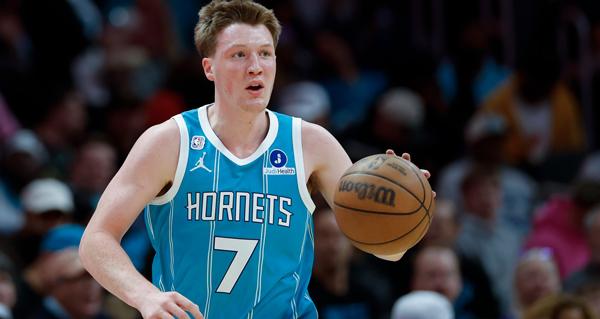 夏洛特黄蜂在以120比105击败奥兰多魔术的比赛中，新秀康·克努佩尔因右脚踝受伤