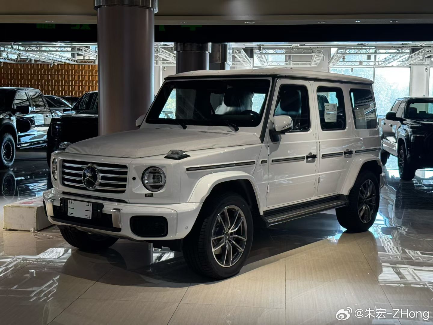 奔驰G450d 白红 26款 平行进口 报价149万这样报价吸引人！ 豪车税12