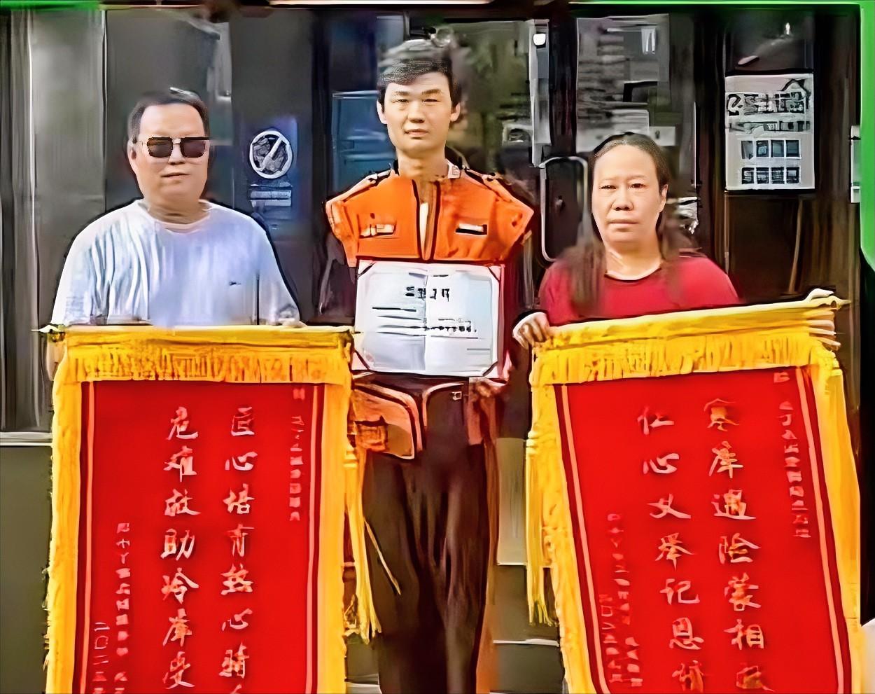 外卖小哥刘旭掐灭烟头时，冷库内命悬一线的女老板正用冻饺子拼命砸门。顺手救人后，面