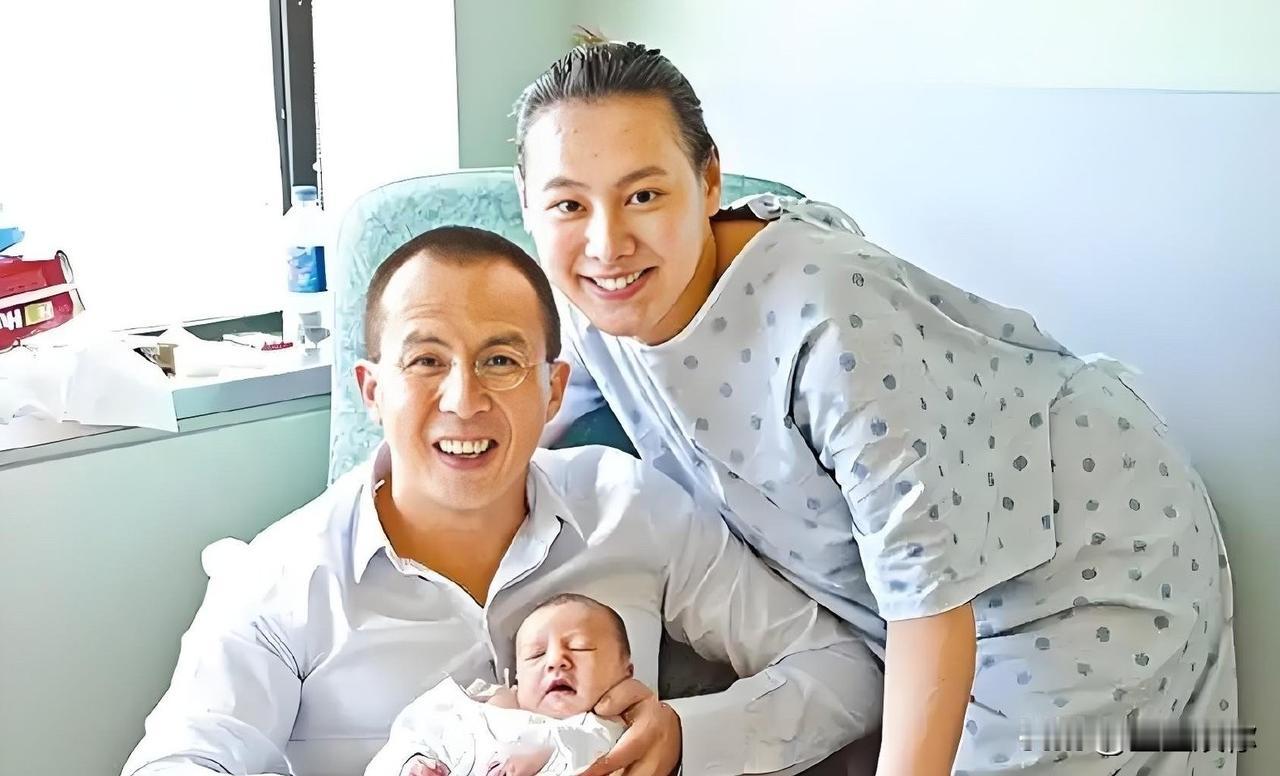 梁洛施与李泽楷的纠葛，是专属于早年香港的时代故事。彼时港娱余热尚存，经纪合约桎梏