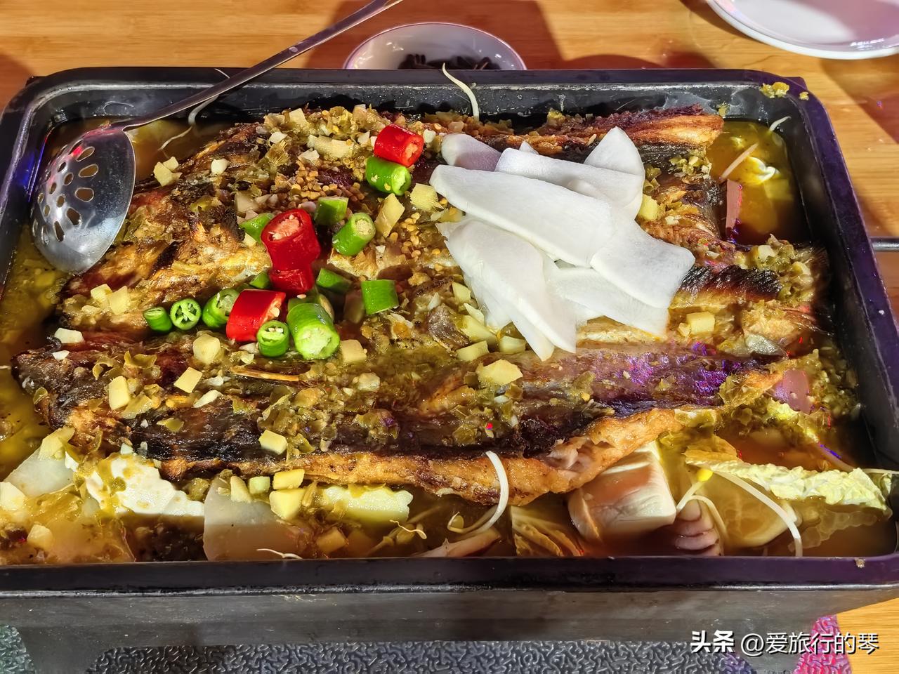 上次吃了这家的蛙蛙，觉得不错，又来吃他们家另一主打，烤鱼[呲牙][呲牙]离我家近