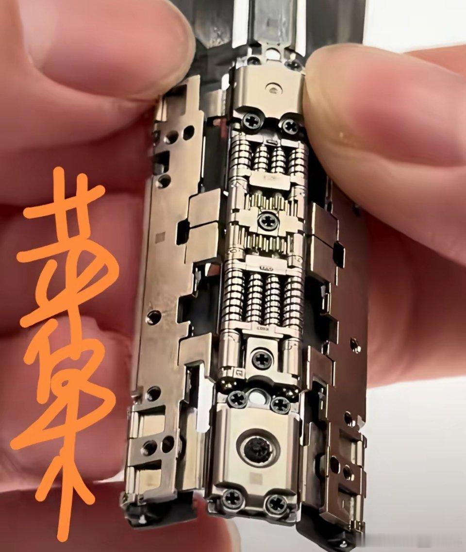 苹果和华为的折叠屏细节对比这个做工差距确实挺明显 ​​​