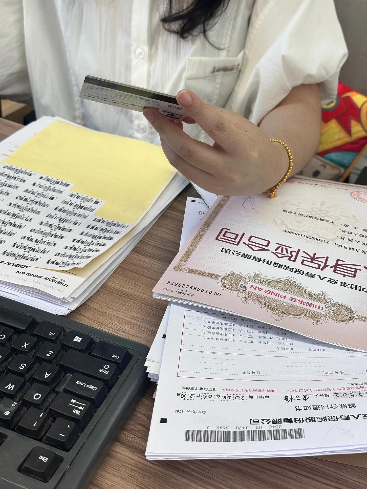 被认识10年的闺蜜忽悠买的保险，每年交3万，交满5年一共15万。今天我去保险公司