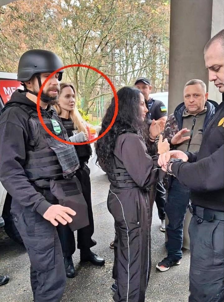 太尴尬了！好莱坞巨星安吉丽娜·朱莉赴乌克兰慰问当地民众，结果贴身保镖被乌克兰征兵