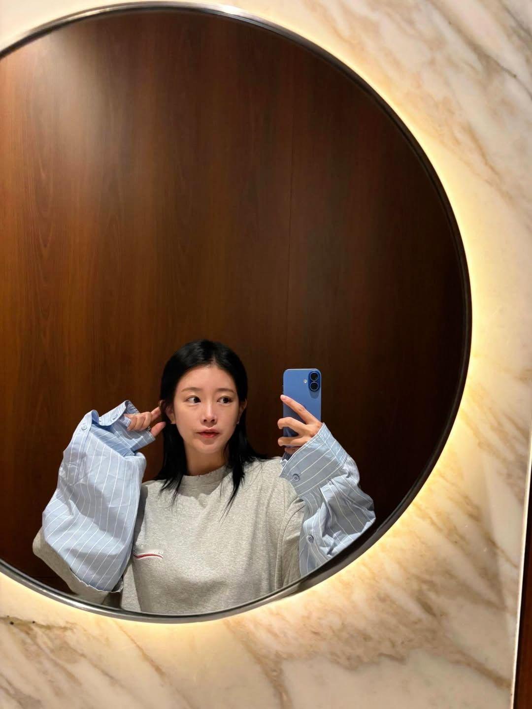 对着镜子自拍美极了，好幸福朴素妍 朴昭妍