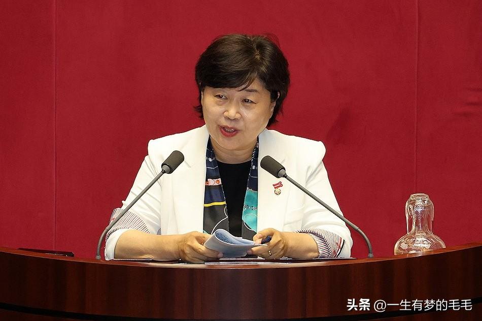 韩政坛吵翻！一通选举电话引发朝野互撕，议员直接放话起诉

7月2日，韩国政坛再起
