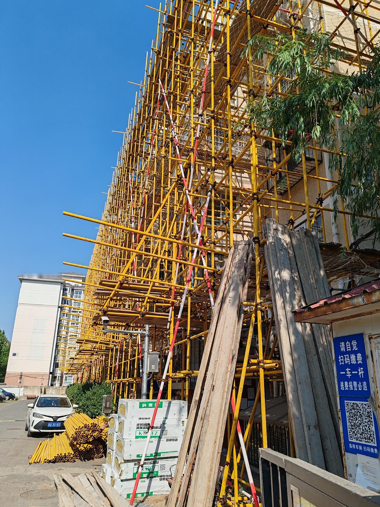 真心话茶局为民工程一一老旧小区改造正在施工中。