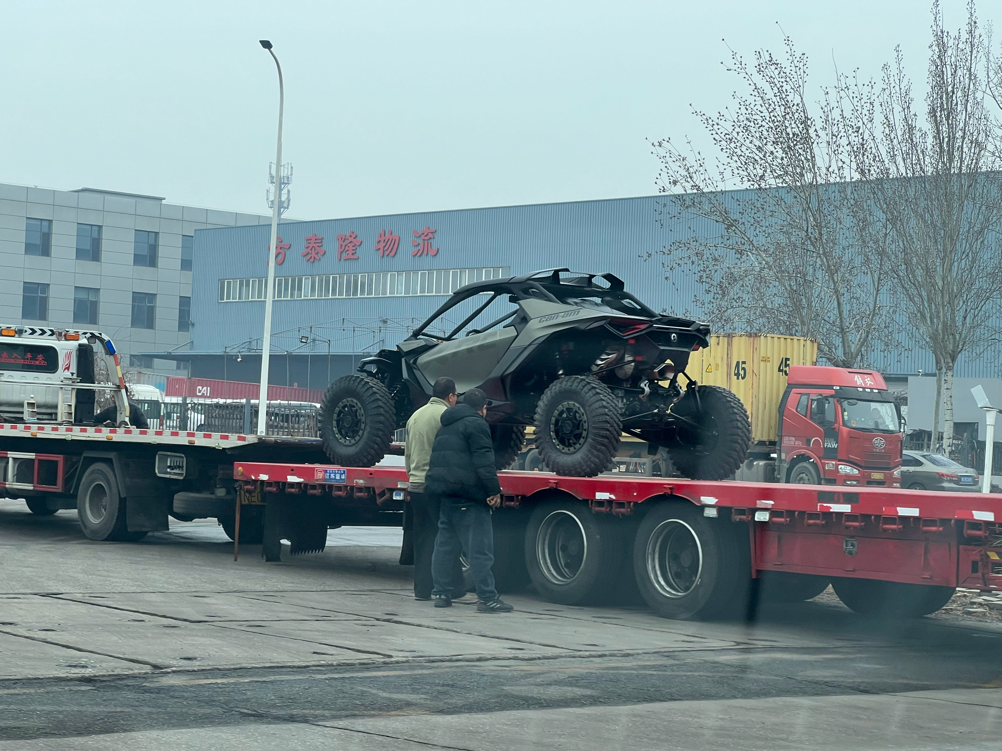 这个车，酷哎视频里看着不大，实车可不小人家装大板车就是先上小板，然后直接小板车开