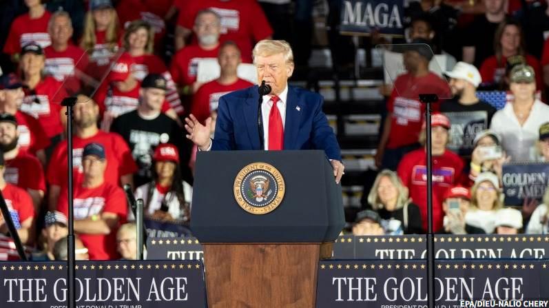 [特朗普：在石油产量与人工智能之间，若二者择一，"我选石油"]
特朗普向支持者表