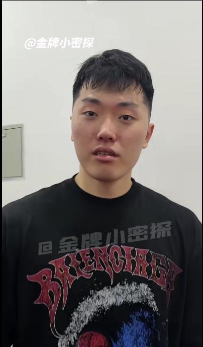陈海涛从座位上弹起来，推开椅子就往场内冲，这场景好久没见了，广东队最后那个绝杀，