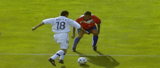 在1998年世界杯，巴乔是这样拯救意大利队的。当时意大利1比2落后智利。巴乔故意