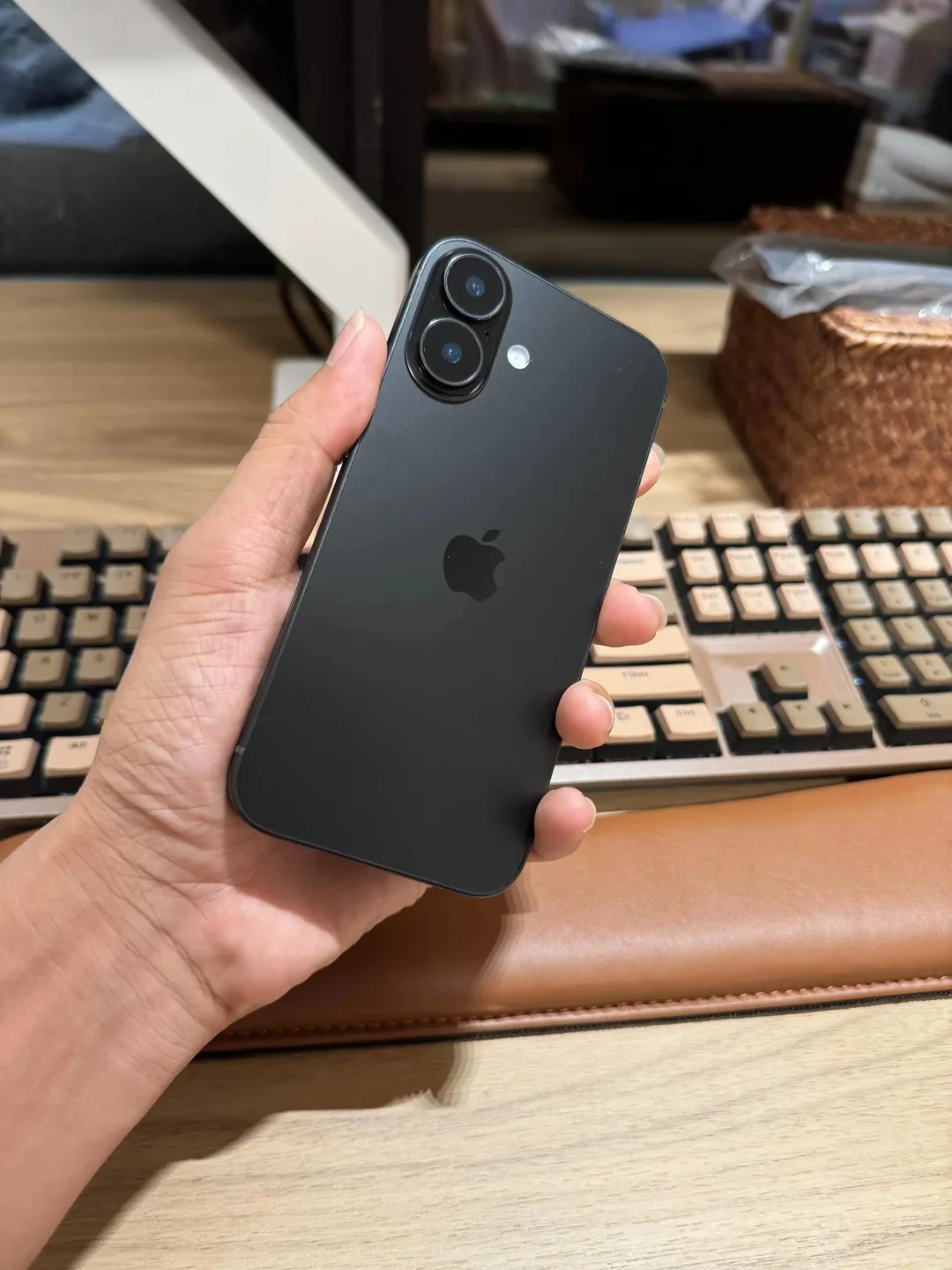 iPhone16今年曝光的真够彻底！ 看来真是库克家里出内鬼了， 就事...