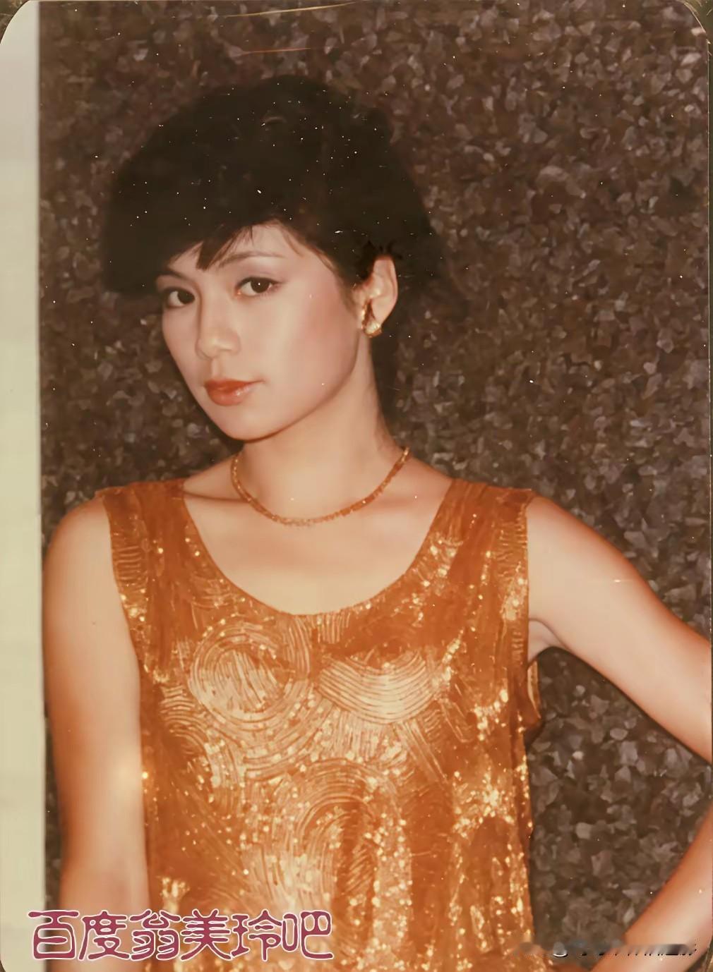 翁美玲美照📸
阿翁从金色亮片裙的闪耀，到旗袍的温婉，再到蓝色连衣裙的飒爽，每一