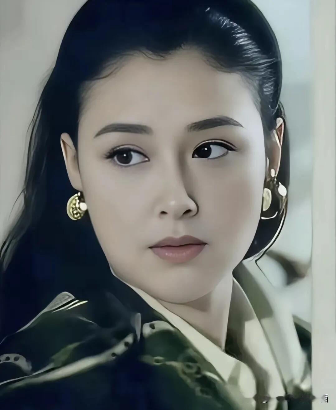 她好美啊，天然的美女，比那些整容脸好看多了，这颜值一点也不输刘亦菲和赵丽颖。长相