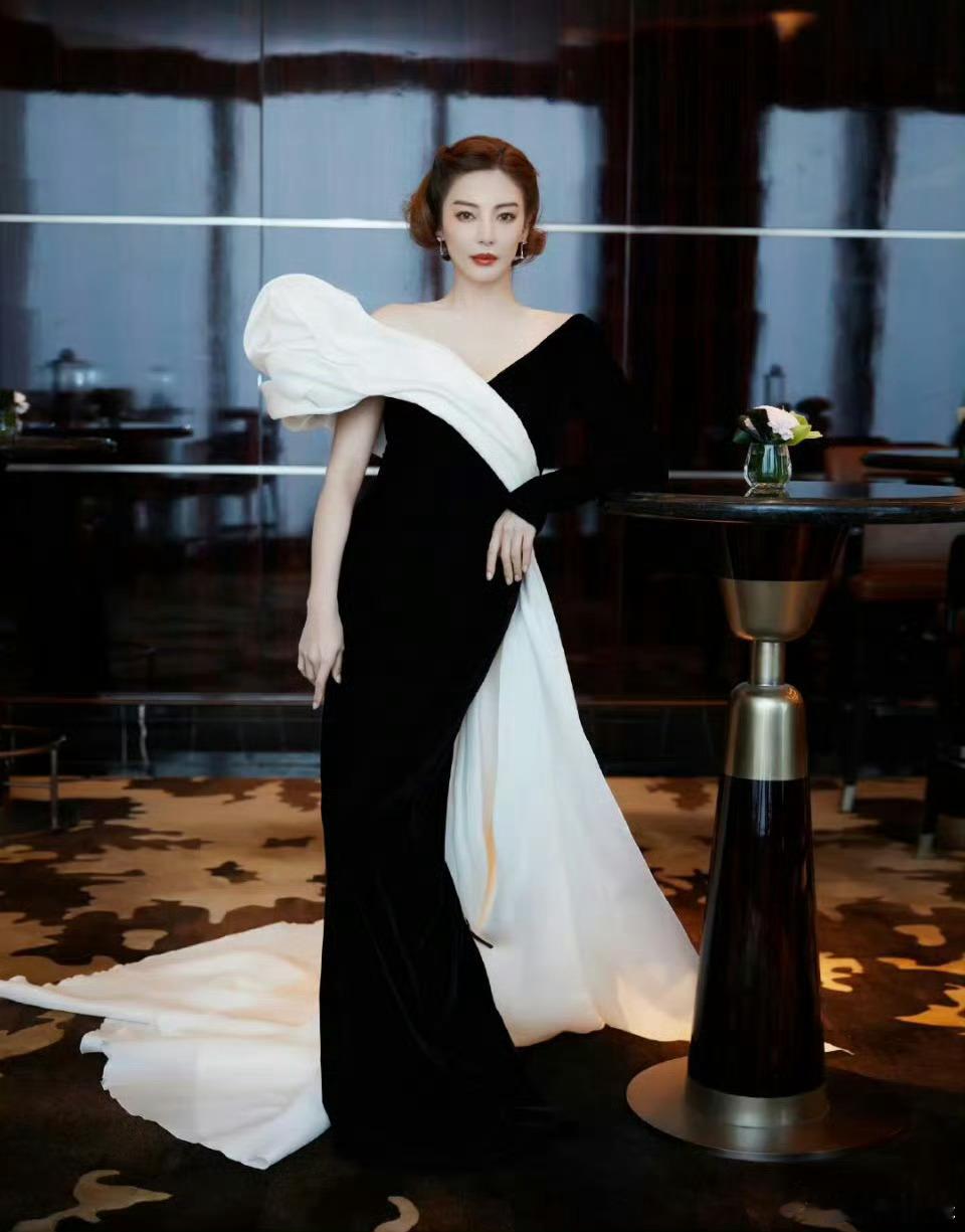 张雨绮从女团变为女团见证人 张雨绮凭傲骨与拼搏一路成长，从女团成员蜕变为见证员，