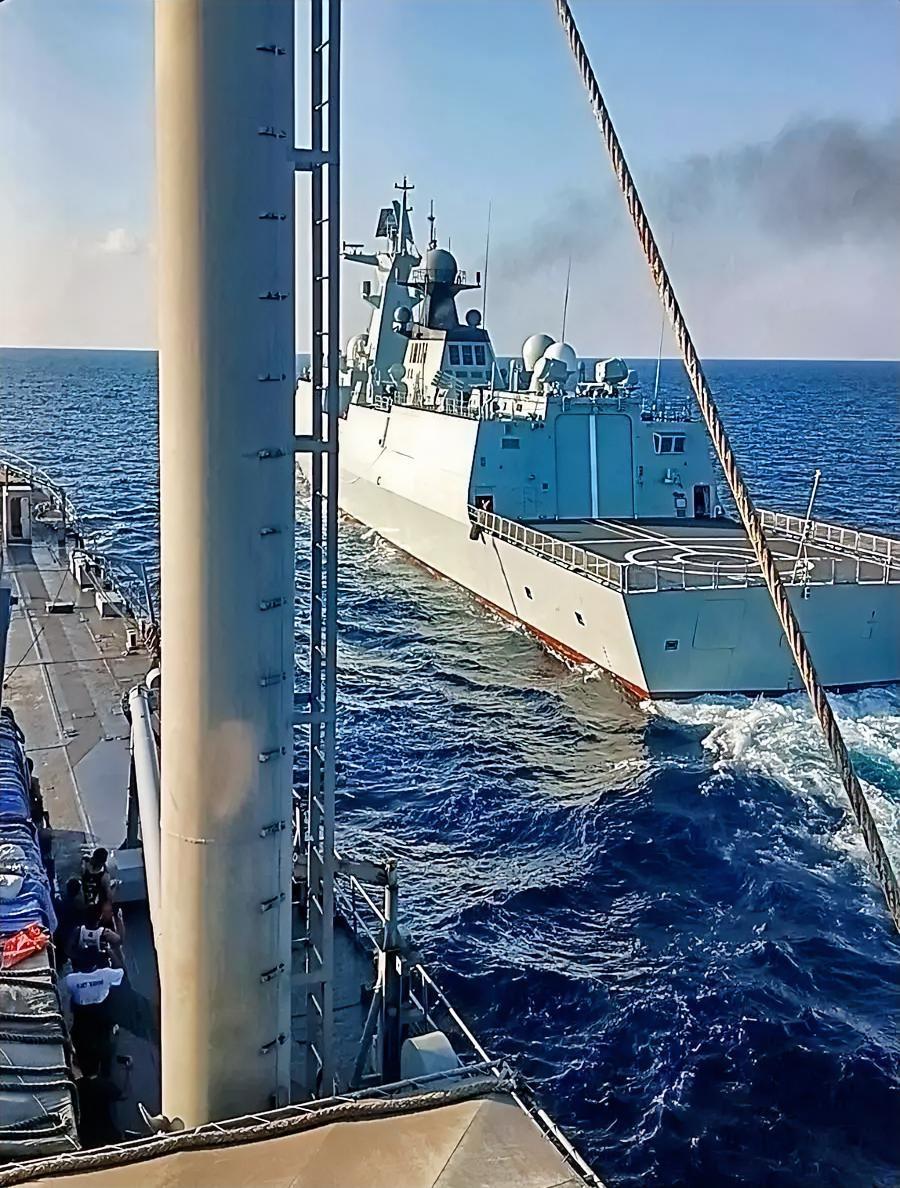 3月25日，在渚碧礁附近，菲律宾海军一艘名为“本格特”号的军舰和我们海军054A