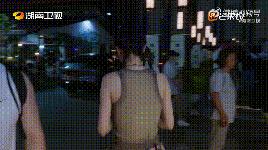 张雅琪社牛也有社恐的时候单一的社牛标签根本定义不了张雅琪，中餐厅接待预约客人的画