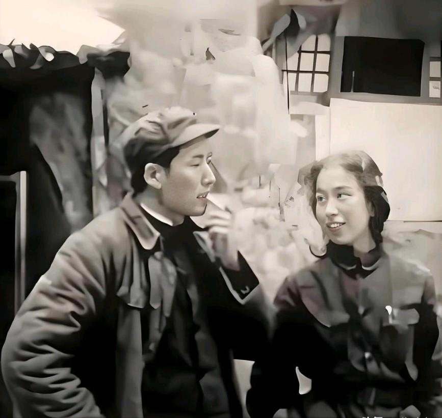 (故事)1939 年，摄影师定格下一对革命伴侣的生活瞬间。抗战烽火初燃之际，延安