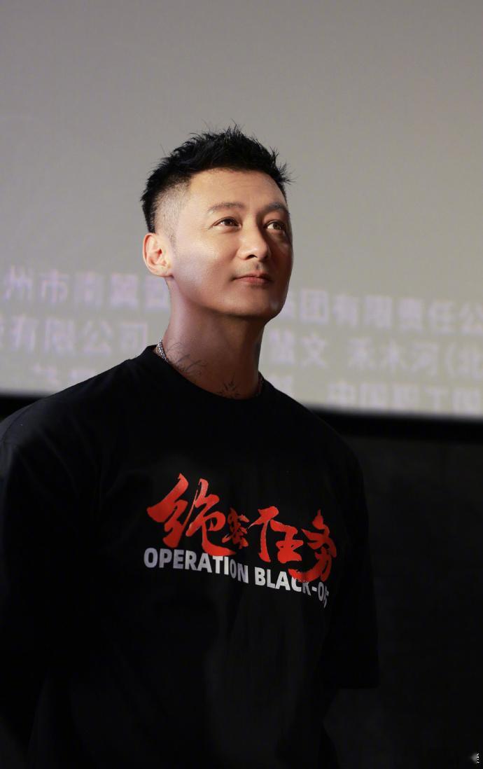余文乐绝密任务路演状态余文乐新片首映礼出图 余文乐首映造型简约高级，面对观众热情