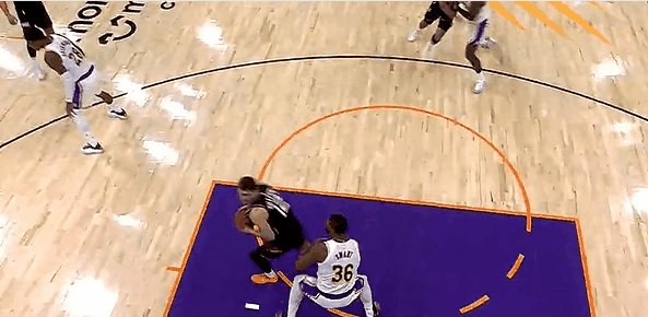 开局就炸！狄龙篮下怒推詹姆斯，被裁判吹罚技术犯规！

这动作简直是莫名其妙，两人