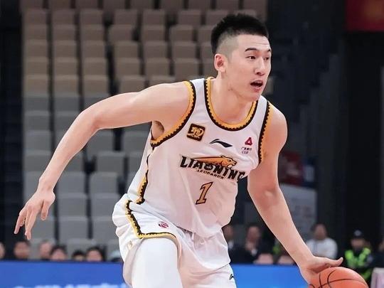 CBA最新消息：据辽宁男篮内线付豪近日接受了《篮球》杂志的采访时表示，全队统一目