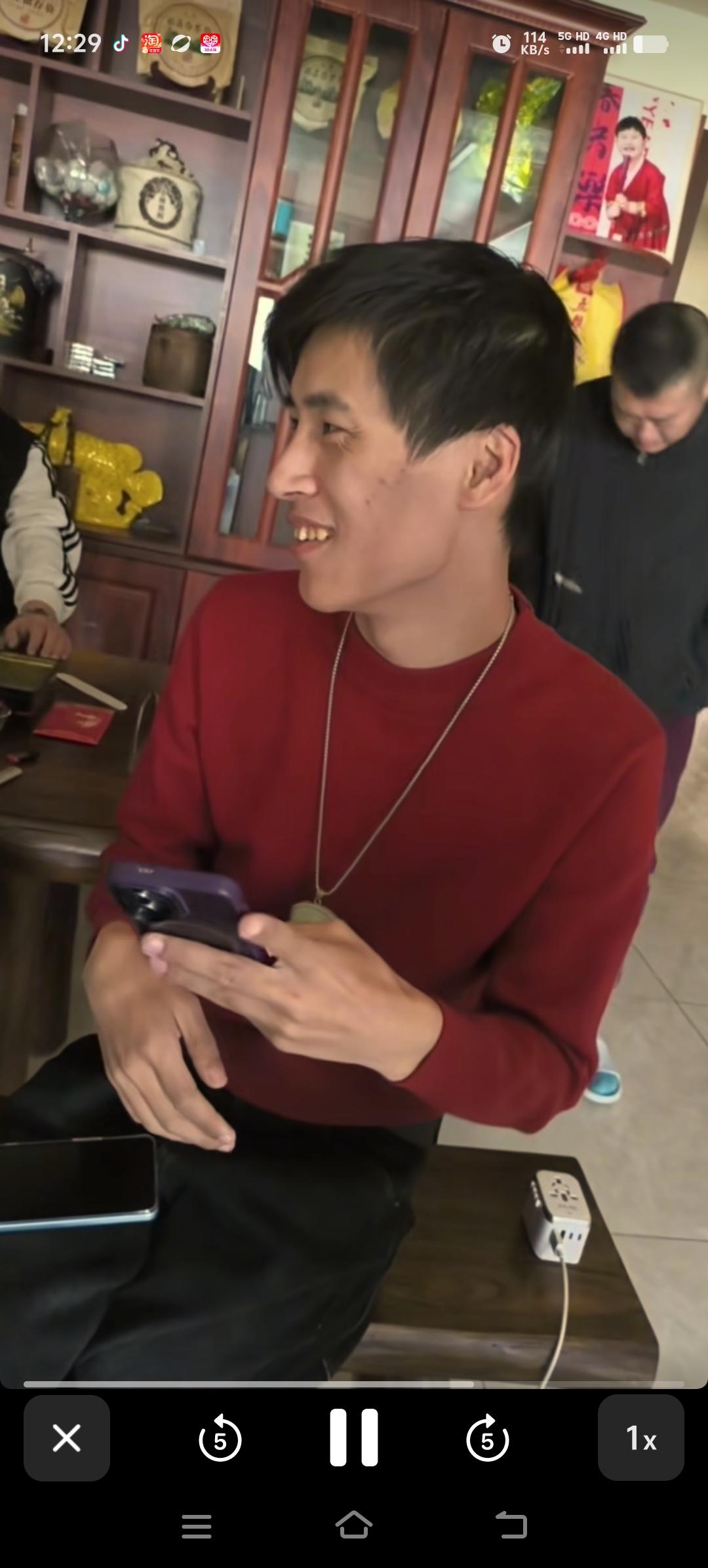 张云鹏身着红色卫衣，搭配着一块玉佩，想来是亲妈给他买的，寓意平安顺遂。此次归来，