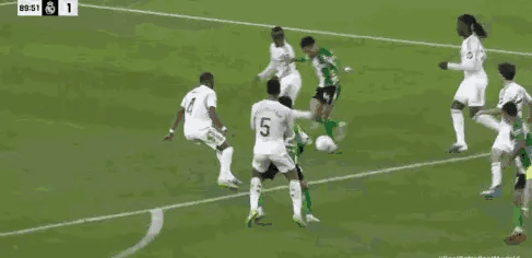 看出来了！你们个个身怀绝技！都是高手！禁区起舞，谁也不想输！
跳水大赛啊这是，想