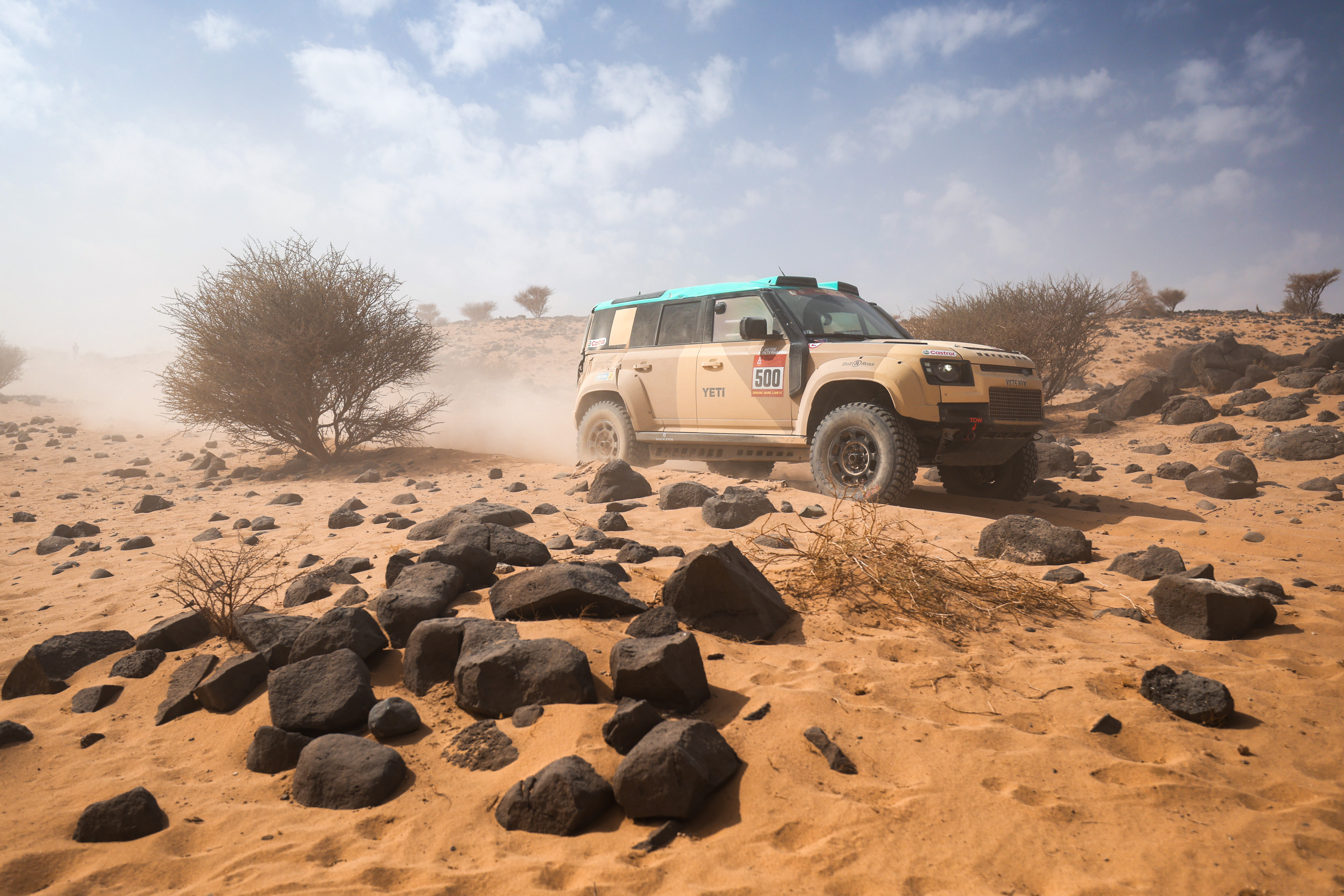 达喀尔第十一赛段完赛！89% 碎石路段 + 巨型沙丘连，路虎卫士车队依旧封神！车