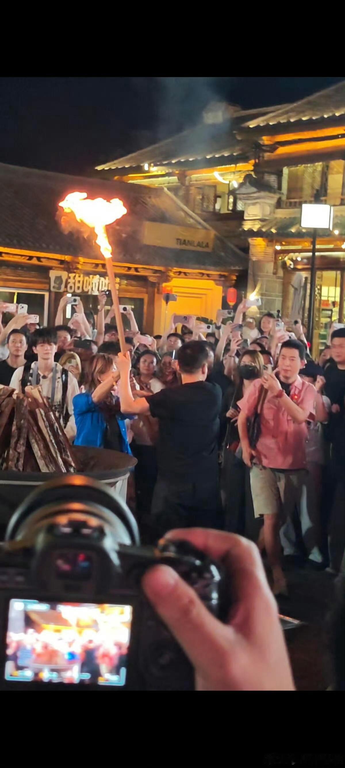 维嘉吃完你的吃你的 老～吃～家～们～云南这么多好吃的，你说先吃哪个好呢？炸蚂蚱、