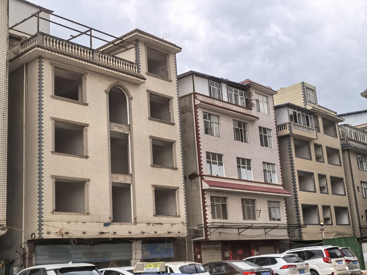 在北市区龙头街的边上，靠近俊发城这边上的龙头街村子，这些房子怎么都把窗户都拆除了